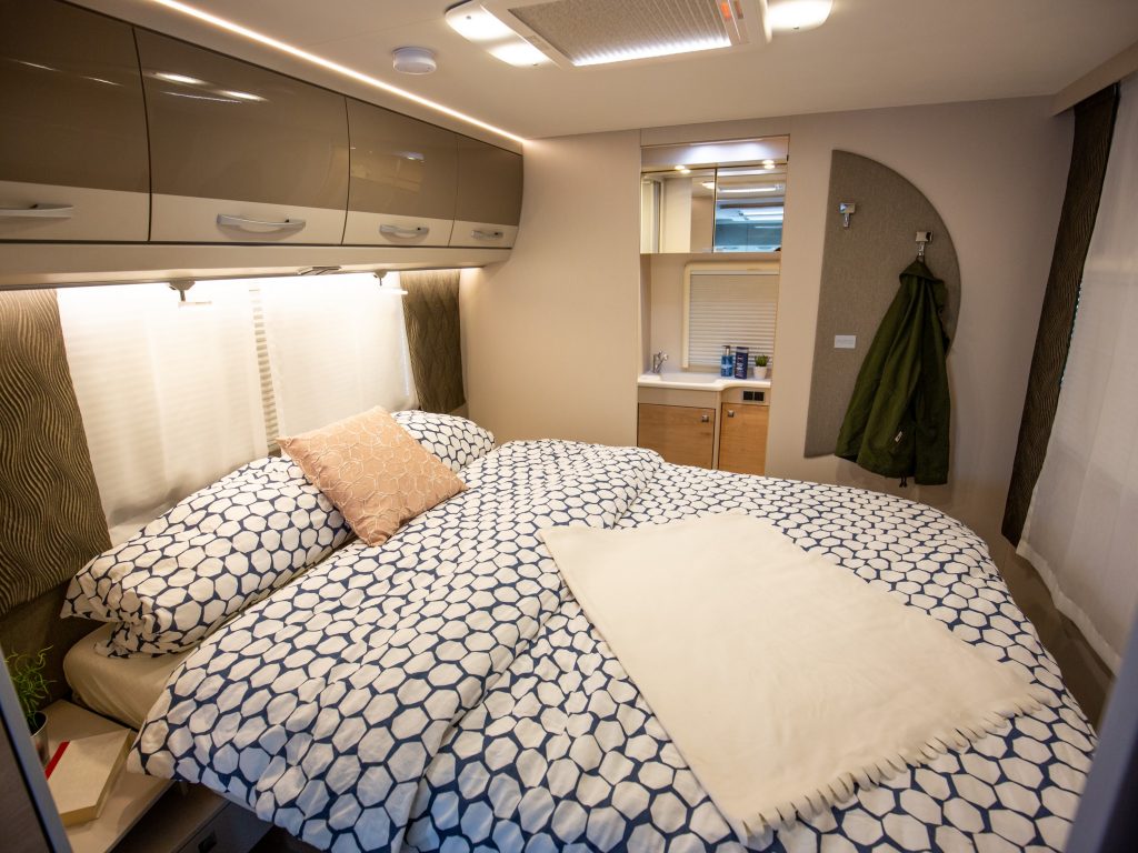 Dethleffs Nomad met dwars queensbed